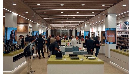 Miles acuden a inauguración de la primera tienda física de Aliexpress en Europa [FOTOS]