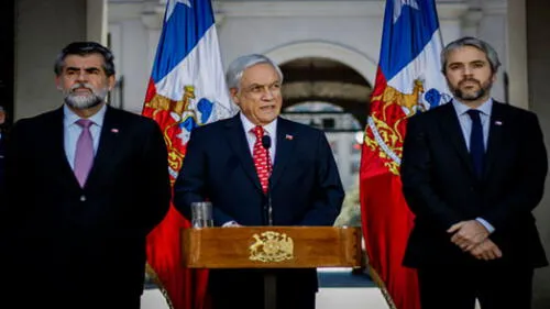 El ministro del Interior, Gonzalo Blumel (d), fue el encargado de dar el anuncio tras reunirse con Sebastián Piñera (c)