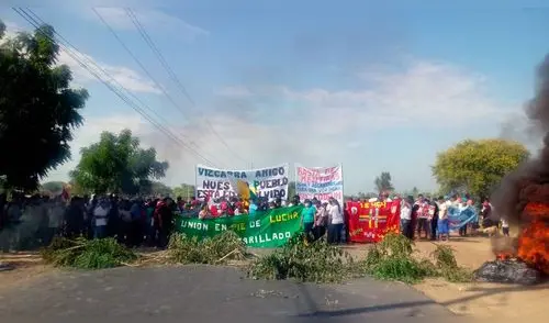 Pobladores bloquean vía Piura - Sechura exigiendo se retome obra de saneamiento [VIDEO]