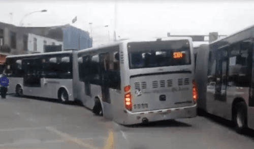 Aparentemente, el bus perdió una llanta. Foto: Captura Aparentemente, el bus perdió una llanta. Foto: Captura
