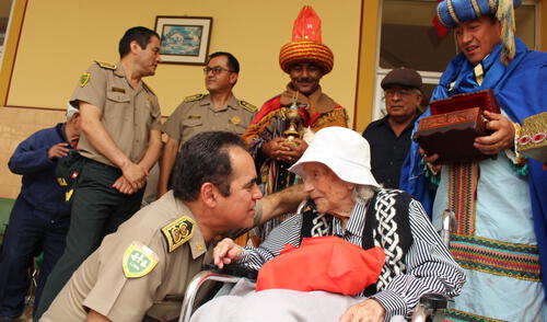 Breña: Policía realiza chocolatada y show navideño en casa del adulto mayor