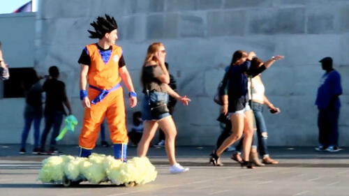 YouTube: Fanáticos sorprendidos por ver a "Gokú" en su nube voladora en Estados Unidos [VIDEO]