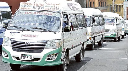 MARCHA RODANTE DE COMBIS DE SERVICIO URBANO CONTRA EL SIT. LOS TRANSPORTISTAS SE DESPLAZARON POR LA AVENIDA EJERCITO SAN LAZARO HASTA EL MUNICIPIO PROVINVIAL DE AREQUIPA UBICADO EN EL FILTRO