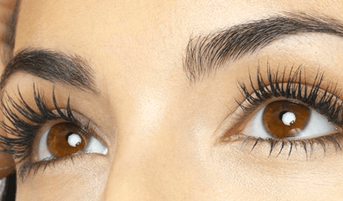 Conoce estos 4 trucos caseros que harán crecer tus pestañas 