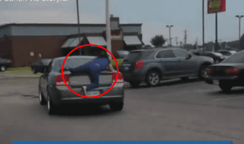 Facebook: se negó a pagar el servicio y huyó con empleada sobre su auto [VIDEO]