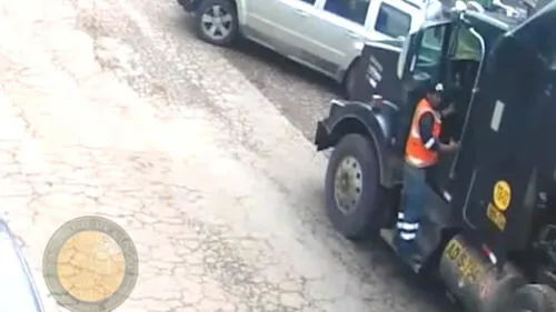 Cámaras graban cuando mujer salva de morir arrollada por tráiler [VIDEO]