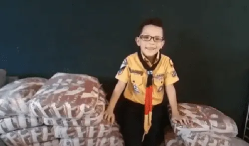 Desliza hacia la izquierda para ver más imágenes del noble acto de este niño que se hizo viral en YouTube. Su video es viral en YouTube. Con solo 8 años, el pequeño logró recaudar más de 500 kilos de arroz para donar a las personas más necesitadas en medio de la emergencia.