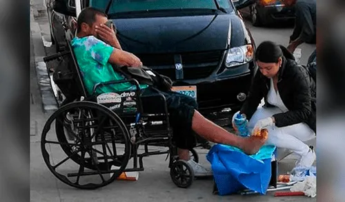 Enfermera tiene noble gesto con un hombre indigente en silla de ruedas [FOTOS]