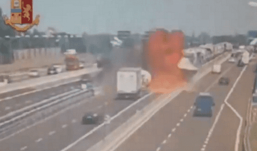Italia: así fue la explosión del camión cargado de combustible en Bolonia
