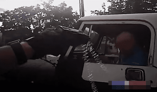 YouTube: Agredió brutalmente a un policía y otro agente lo abatió [VIDEO]