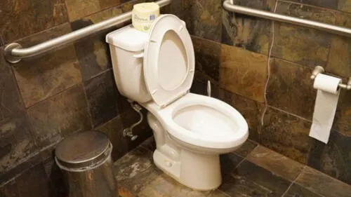 Mujer dio a luz en baño del hospital y abandonó a su bebé en tanque del inodoro