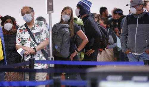Decenas de pasajeros reclaman vuelos humanitarios tras quedar varados en Lima por el cierre del aeropuerto internacional. Foto: AFP. Decenas de pasajeros reclaman vuelos humanitarios tras quedar varados en Lima por el cierre del aeropuerto internacional. Foto: AFP.