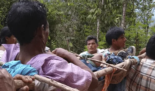 Foto: Campesinos trasladado herido en camilla artesanal rumbo a hospital Manuel Higa Arakaki..