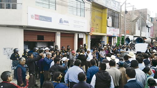 Marcha. Pobladores de Candarave se movilizaron el último miércoles hasta la sede de la Autoridad Local del Agua. Marcha. Pobladores de Candarave se movilizaron el último miércoles hasta la sede de la Autoridad Local del Agua.