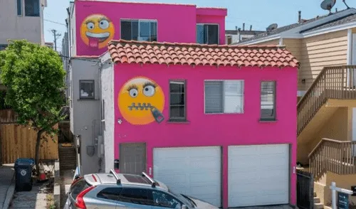 El pintar una casa de rosa y con emoticones ha generado controversia en Manhattan Beach. Foto: Twitter/@GeneNBCLA Casa rosa