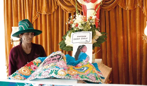 Sepultan a cantante vernacular que fue hallada en una maleta