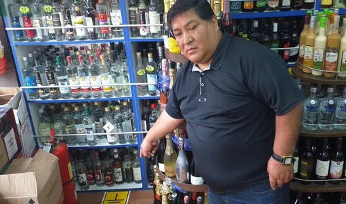 Comerciante Eliseo Flores Jara, mostrando su mercadería que, asegura, vende con todas las de la ley.