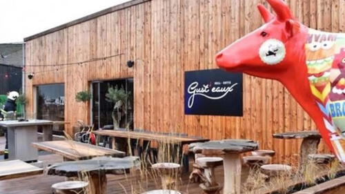 El restaurante usa el agua para preparar cerveza, cubos de hielo y té.