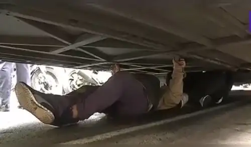 Choferes invaden corredor Javier Prado y se atrincheran debajo de buses para evitar intervención [VIDEO]