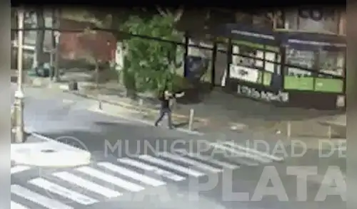 Tras el ataque el sospechoso huye del lugar.  Foto: Captura