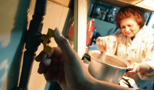 Conexiones. Martín Vizcarra anunció que, durante el primer año de contrato, más de 64,000 familias serían las beneficiadas.