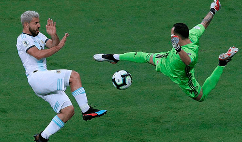 Argentina vs. Colombia: Ospina se juega la vida tras pase filtrado de Messi [VIDEO]