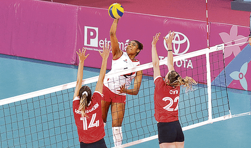 Potencia. Ángela Leyva superando el bloqueo de Canadá. Fue un partido disputado en el Polideportivo del Callao.