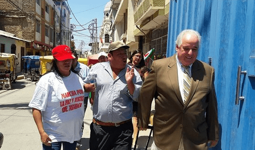 Facebook: En Piura lanzaron huevos e insultan al abogado Alberto Borea