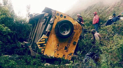 Cuatro mueren tras caída de camión de caudales a abismo