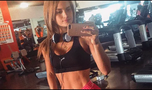 Michela Elias lució su figura en un sensual traje de baño [FOTO]