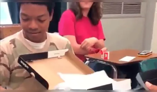 Adolescente compró zapatillas para su compañero con su primer sueldo y su reacción fue inesperada