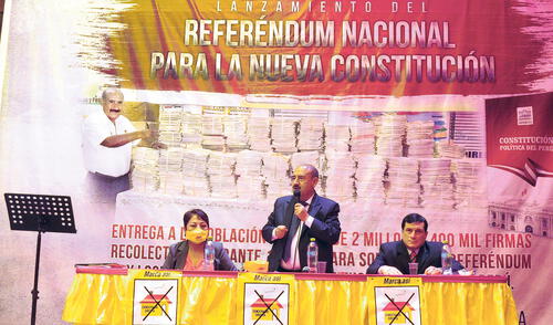 Reforma. Andrés Alcántara muestra los planillones de las firmas que desde hace una década está reuniendo para modificar la actual Carta Magna. Foto: difusión Asociación de Fonavistas de Andrés Alcántara