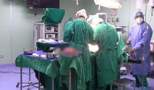 Médicos, enfermeras y personal técnico participó en intervención. Foto: Hospital Regional del Cusco. Cusco: médicos extirpan tumor de 12 kilos a anciana