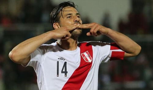 Durante el tiempo que fue convocado a la selección peruana, Claudio Pizarro lució la banda de capitán. Foto: AFP. Claudio Pizarro