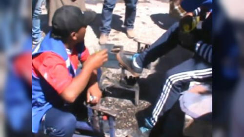 Denuncian a lustrabotas que cobró 28 soles a una mujer por limpiar sus zapatos [VIDEO]