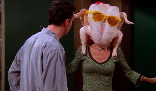 Courteney Cox revivió la mítica escena del Día de Acción de Gracias de la serie Friends, donde interpretó a Mónica Geller. Foto: captura NBC Courteney Cox revivió la mítica escena del Día de Acción de Gracias de la serie Friends, donde interpretó a Mónica Geller. Foto: captura NBC