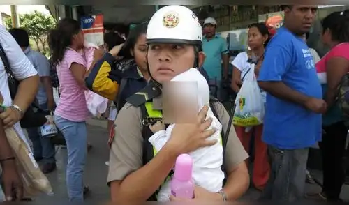 Arequipa: joven se excede al festejar Halloween y olvida a su bebé en la calle