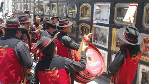 Sikuris visitan las tumbas de músicos y artistas de la región de Puno [VIDEO]