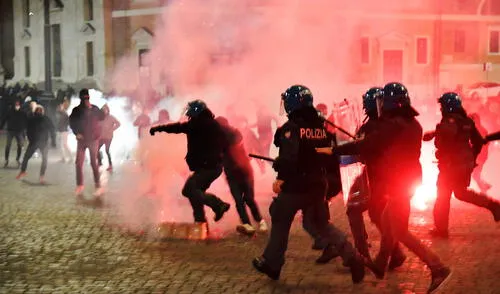 Las principales ciudades de Italia se vieron repletas de manifestantes en contra de las nuevas restricciones. Foto: APF Las principales ciudades de Italia se vieron repletas de manifestantes en contra de las nuevas restricciones. Foto: APF