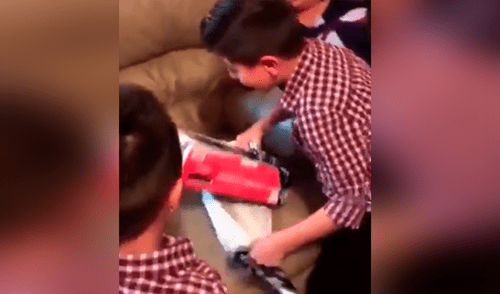 Desliza para ver los momentos más divertidos del video viral de Facebook. Regalo