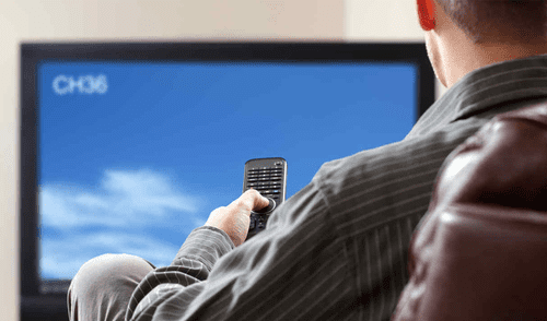 En Rusia, empresario llegó a casa, enciendió la TV y se enteró que su esposa es prostituta