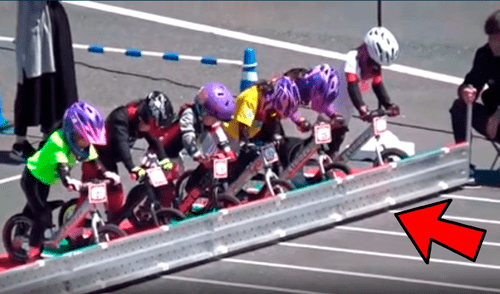 Facebook: Niñas compiten en carrera de ciclismo, pero peculiar detalle desata miles de burlas [VIDEO]
