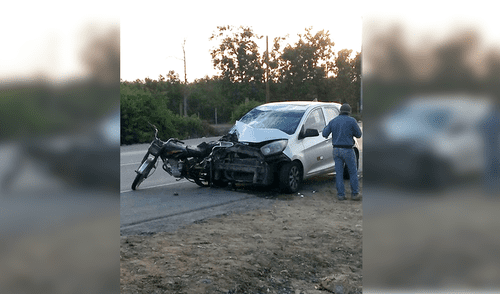 Motocicleta quedó destrozada tras el impacto del automóvil.