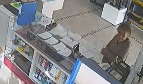 Evidencia: momento en el cual la anciana ya ha escondido la billetera con su brazo Evidencia: momento en el cual la anciana ya ha escondido la billetera con su brazo