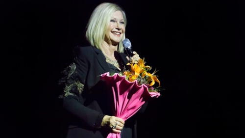 Olivia Newton–John celebra 70 años en medio de su lucha contra el cáncer Olivia Newton–John celebra 70 años en medio de su lucha contra el cáncer