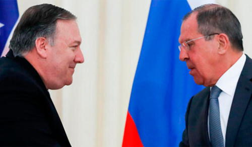 Mike Pompeo saludando a su homólogo ruso Serguei Lavrov. Foto: CBS. Mike Pompeo saludando a su homólogo ruso Serguei Lavrov. Foto: CBS.