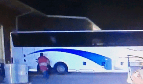 YouTube: Intentó huir de la policía, pero su ropa la 'traicionó' [VIDEO]