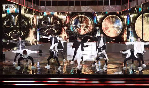 TREASURE en plena presentación de "MMM" en Inkigayo. Foto: captura SBS