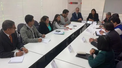 Ministra Flor Pablo sirve como mediadora entre alumnos y autoridades. (Foto: Ministerio de Educación)