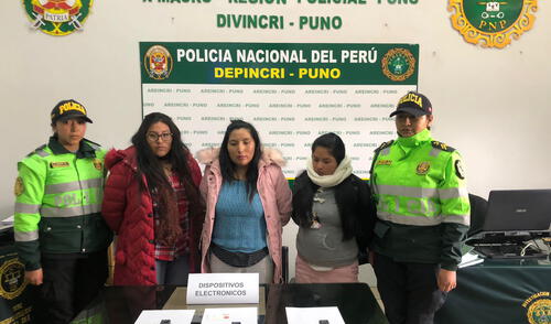 Profesoras rendían examen con dispositivos electrónicos.